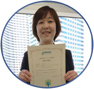 認定書を持つお客様の笑顔写真